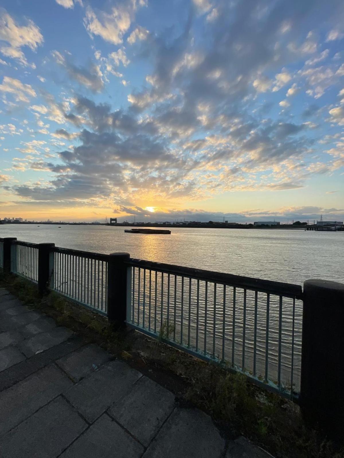 Fantastic Studio, Private Bathroom And Mini Kitchen. Thamesmead  Eksteriør billede